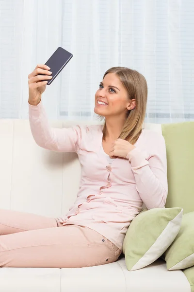 Frau macht Selfie mit Handy — Stockfoto
