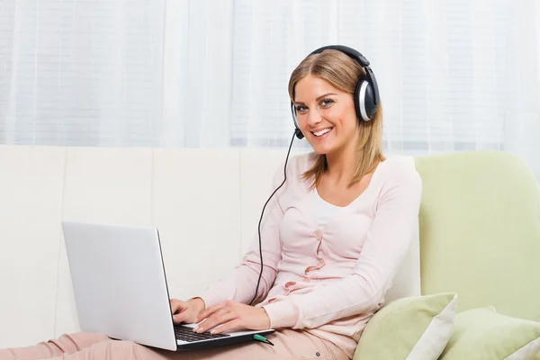 Kobieta z laptopem i słuchawkami — Zdjęcie stockowe