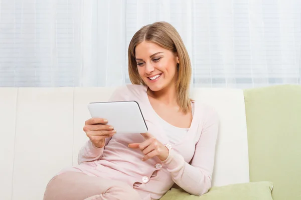 Woman at home with tablet — Stock Photo, Image