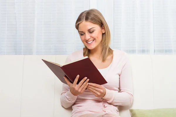 Mujer leyendo libro en casa — Foto de Stock