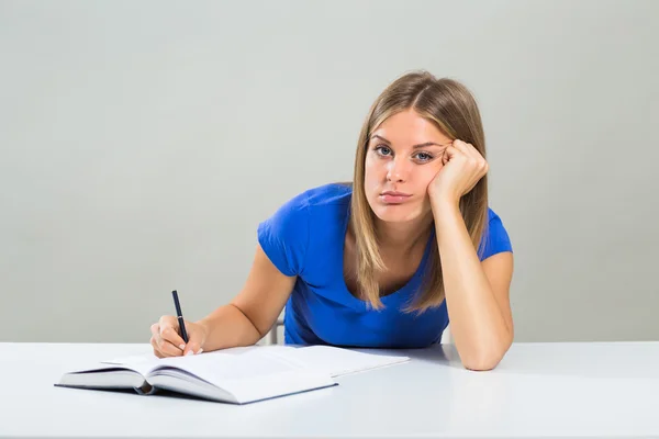 Mulher estudante triste — Fotografia de Stock