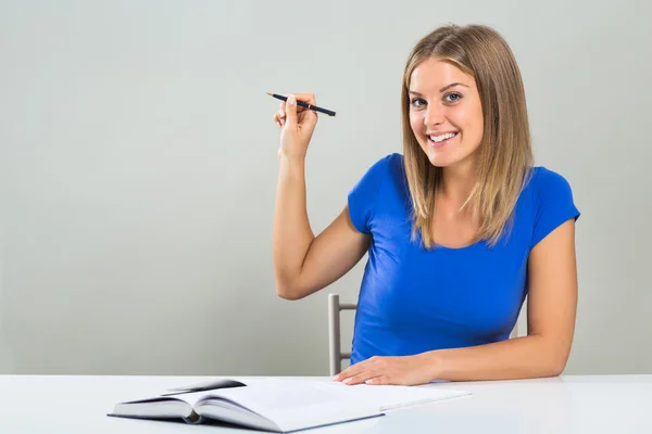 Mulher estudante com caneta — Fotografia de Stock