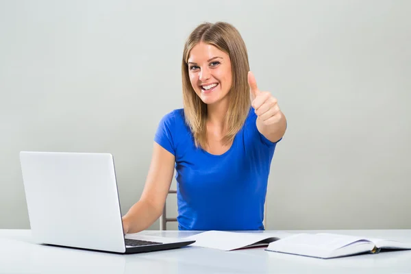 Estudiante mujer con portátil — Foto de Stock