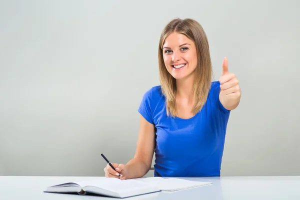 Student woman showing thumb up — Stock Photo, Image