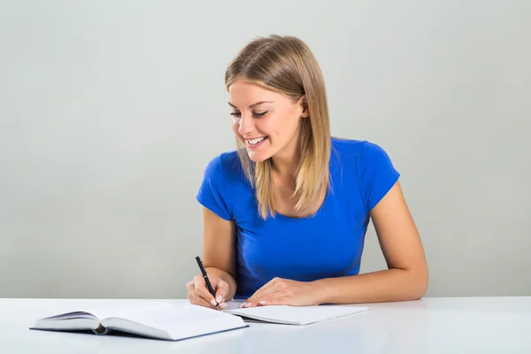 Studente donna scrittura — Foto Stock