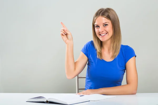 Estudante mulher apontando — Fotografia de Stock