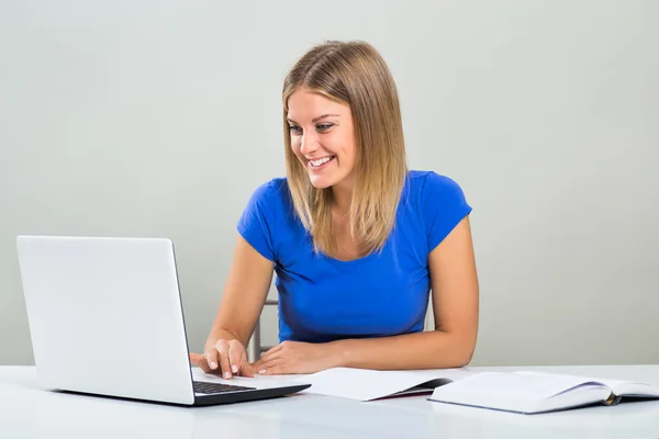 Estudante mulher trabalhando no notebook — Fotografia de Stock