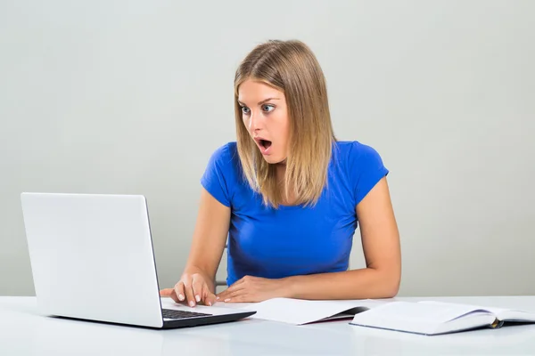 Kobieta w szoku student z laptopa — Zdjęcie stockowe