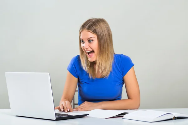 Mujer estudiante emocionada con portátil — Foto de Stock