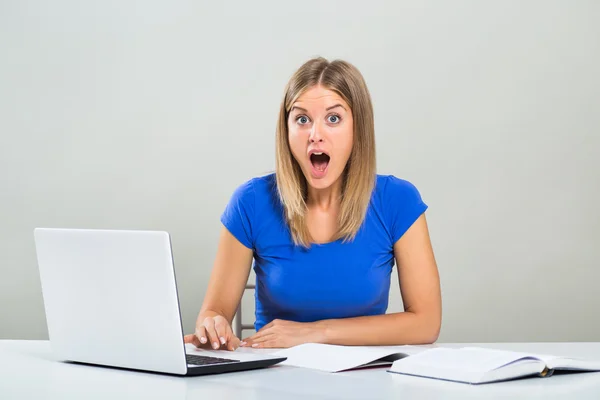 Öğrenci kadın dizüstü bilgisayar ile panik — Stok fotoğraf
