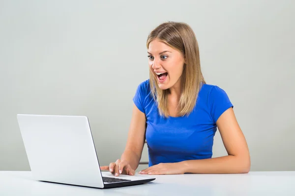 Mujer estudiante sorprendida con portátil — Foto de Stock