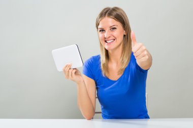 Öğrenci kadın dijital tablet ile