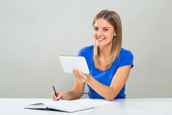 Student woman studying with tablet — Stock Photo, Image