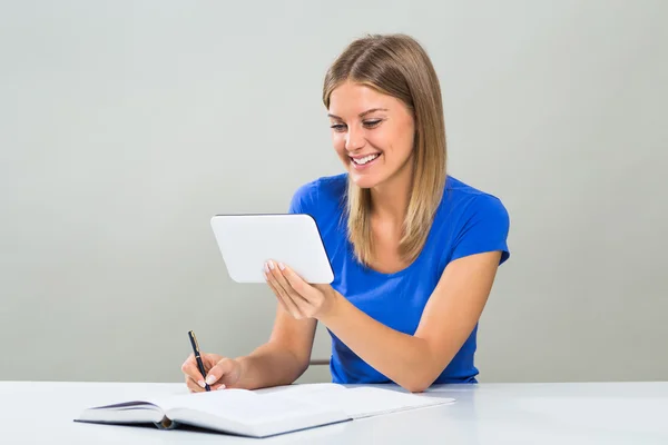 Estudante mulher estudando com tablet — Fotografia de Stock