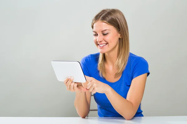 Student woman reading from tablet — Stock Photo, Image