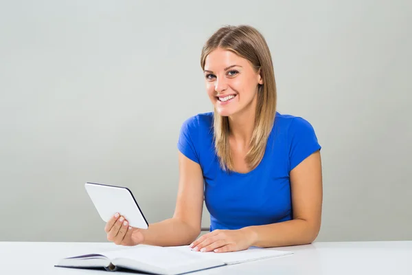 Studente donna lettura da tablet — Foto Stock