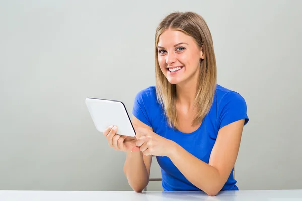 Estudante mulher ler a partir de tablet — Fotografia de Stock