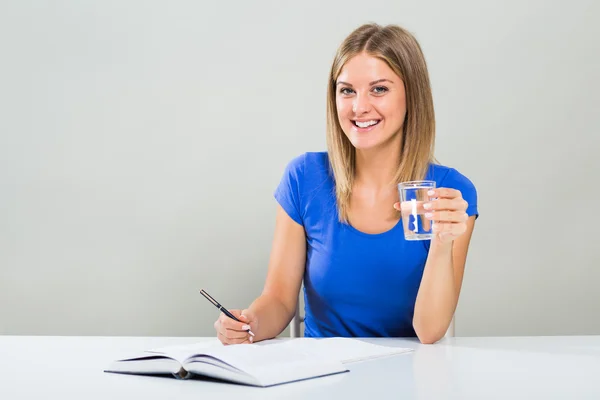 Estudante mulher segurando água — Fotografia de Stock
