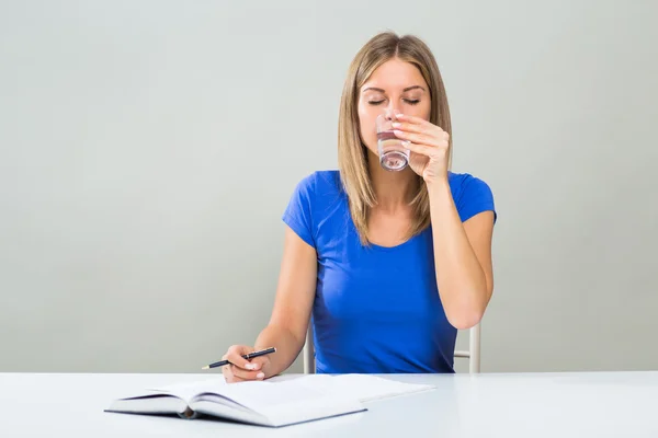 Student kvinne som drikker vann – stockfoto