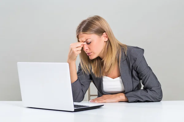 Joven mujer de negocios tiene dolor de cabeza — Foto de Stock