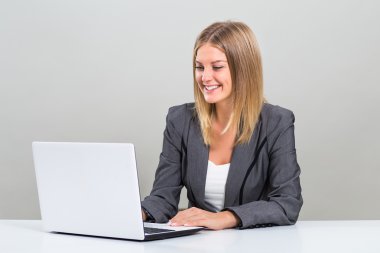 genç gülümseyen iş kadını 