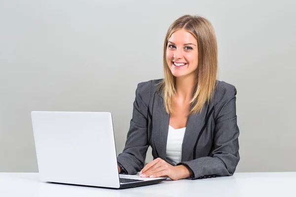 Junge, glückliche Geschäftsfrau — Stockfoto