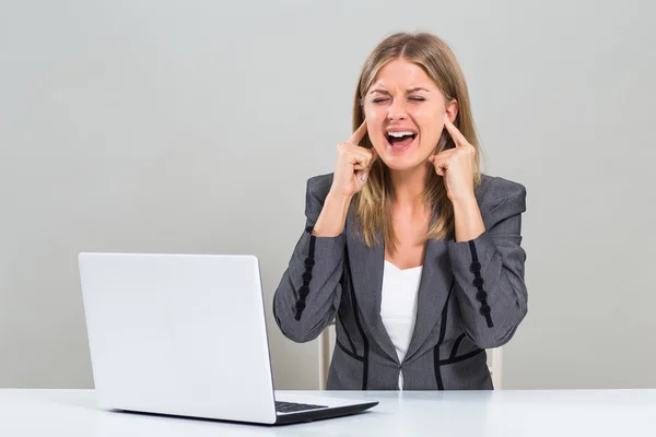 Stressé jeune femme d'affaires — Photo