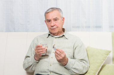 yaşlı adam alarak hap