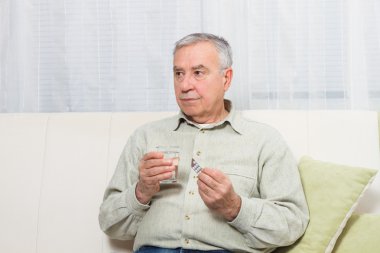 yaşlı adam alarak hap