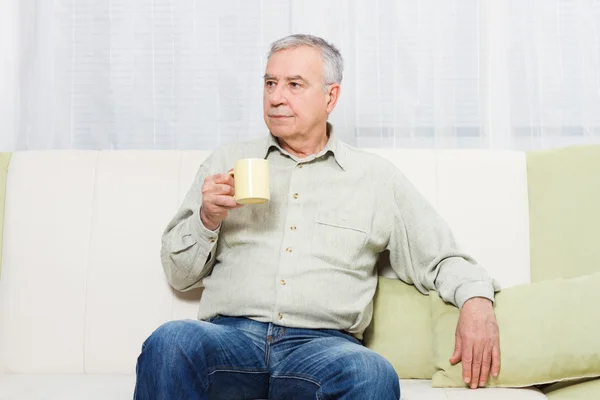 Starý muž pití čaje — Stock fotografie