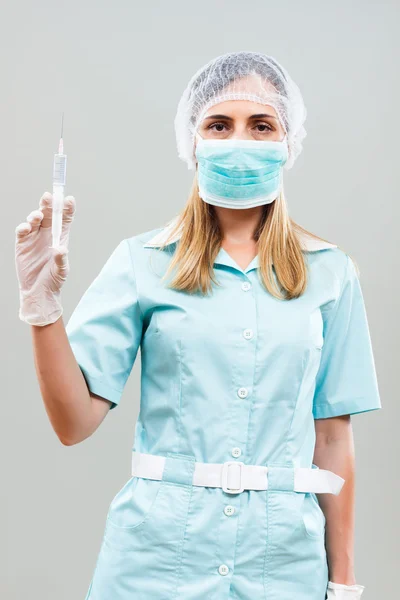 Krankenschwester in Maske mit Spritze — Stockfoto