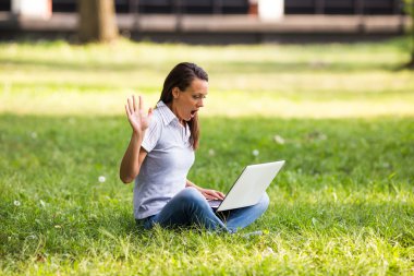 iş kadını ile laptop Park