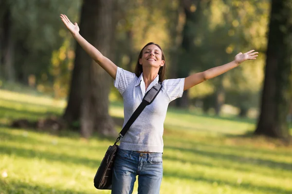 Feliz mujer de negocios en el parque — Foto de Stock