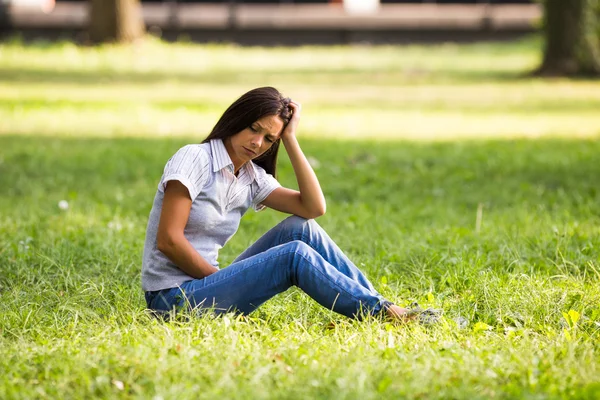 Depressed  businesswoman in park — Stock Photo, Image