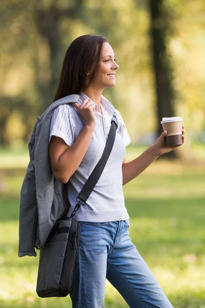 Businesswoman drinking coffee in park — Stock Photo, Image