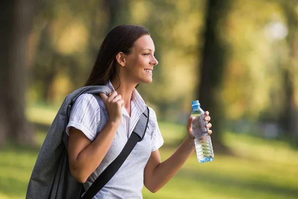 Donna in possesso di bottiglia d'acqua — Foto Stock