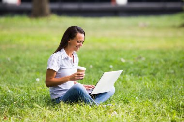 Parkta kahve içmek işkadını