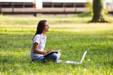 parkta çalışmayı iş kadını