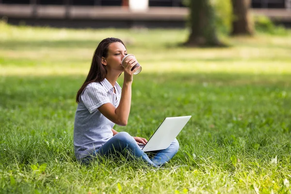 Businesswoman  drinking coffee in park — Stock Photo, Image