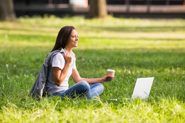 Femme d'affaires buvant du café dans le parc — Photo