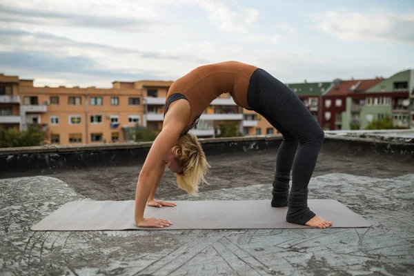 Ung kvinna som gör yoga — Stockfoto