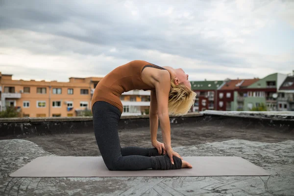 Ung kvinna som gör yoga — Stockfoto