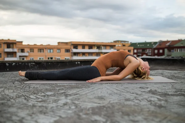 做瑜伽的年轻女人 — 图库照片