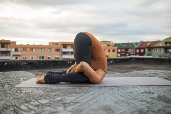 做瑜伽的年轻女人 — 图库照片