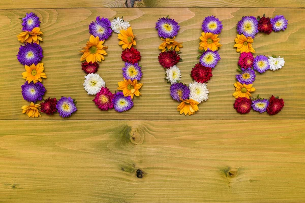 Afbeelding Van Woord Liefde Gemaakt Van Mooie Bloemen Houten Achtergrond — Stockfoto