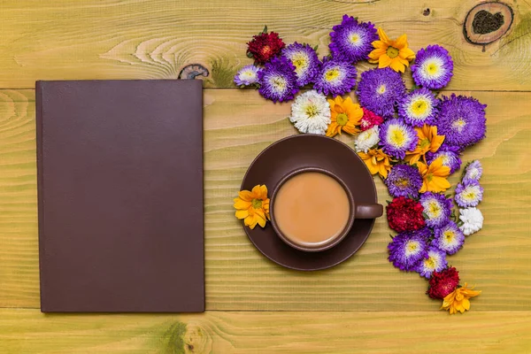 Imagen Taza Café Libro Con Hermosas Flores Sobre Fondo Madera — Foto de Stock