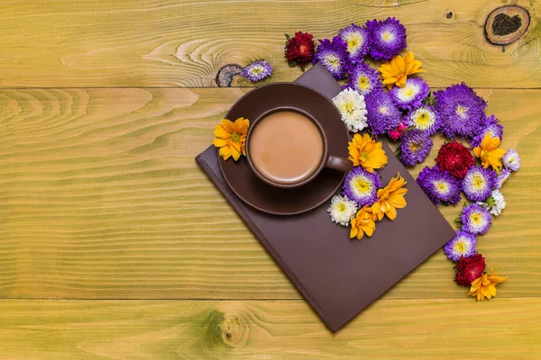 Imagen Taza Café Libro Con Hermosas Flores Sobre Fondo Madera — Foto de Stock
