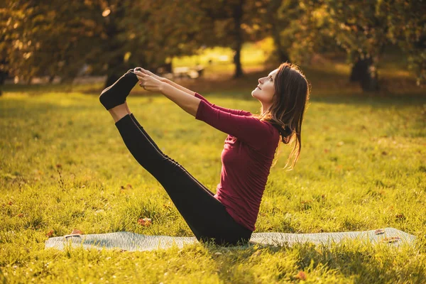 Mooie Vrouw Die Yoga Doet Natuur Navasana Boot Pose — Stockfoto