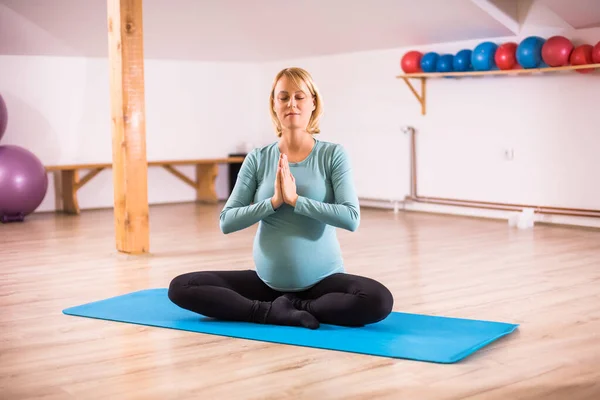 Pregnant Woman Enjoys Meditating Padmasana Lotus Position —  Fotos de Stock