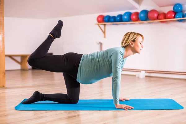 Pregnant Woman Enjoys Exercising Yoga Vyaghrasana Tiger Pose — Foto Stock